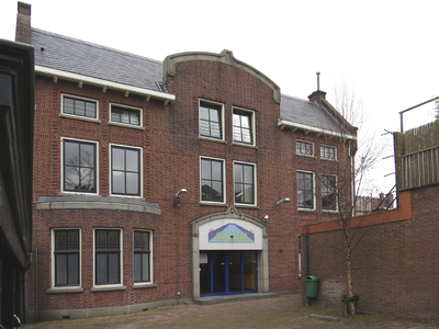 906869 Gezicht op de voorgevel van het voormalige zwembad OZEBI (thans: Snooker & Pool Centrum, Biltstraat 4) te Utrecht